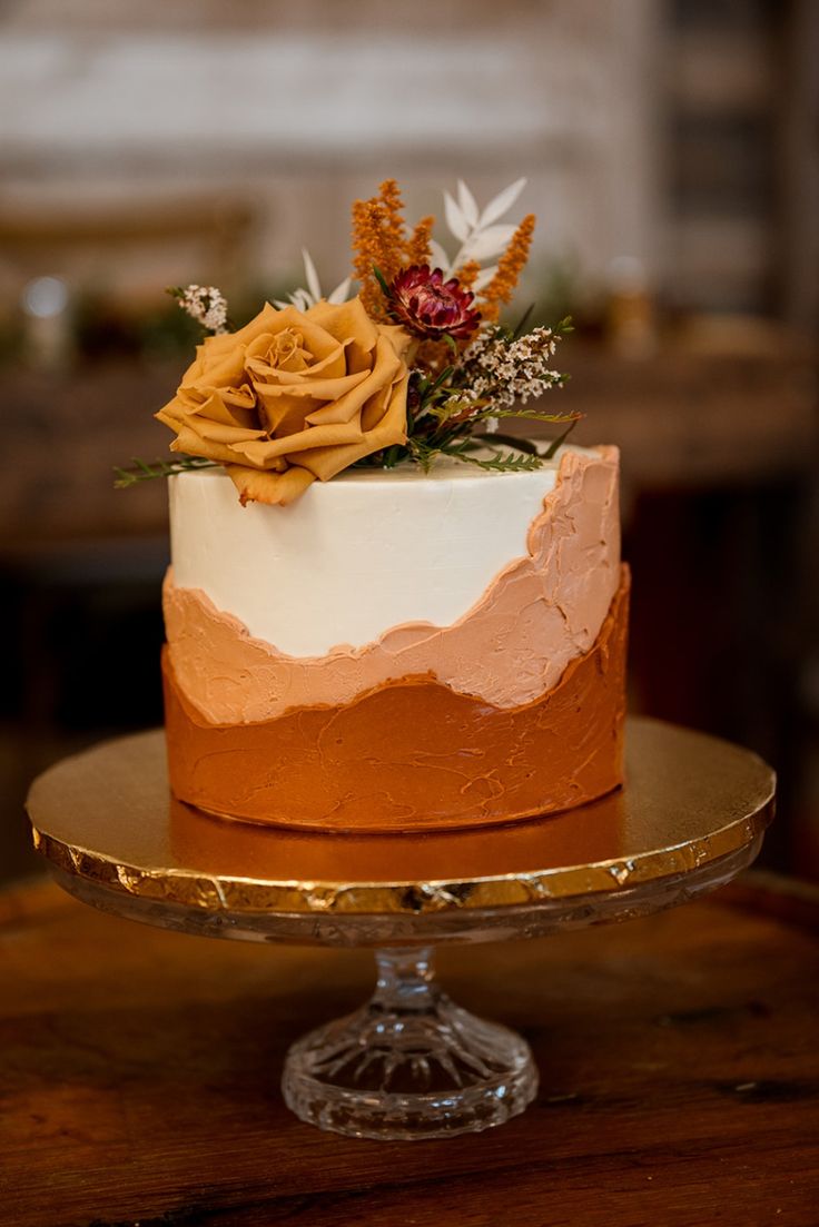 Wedding cake texturé terracotta et fleurs