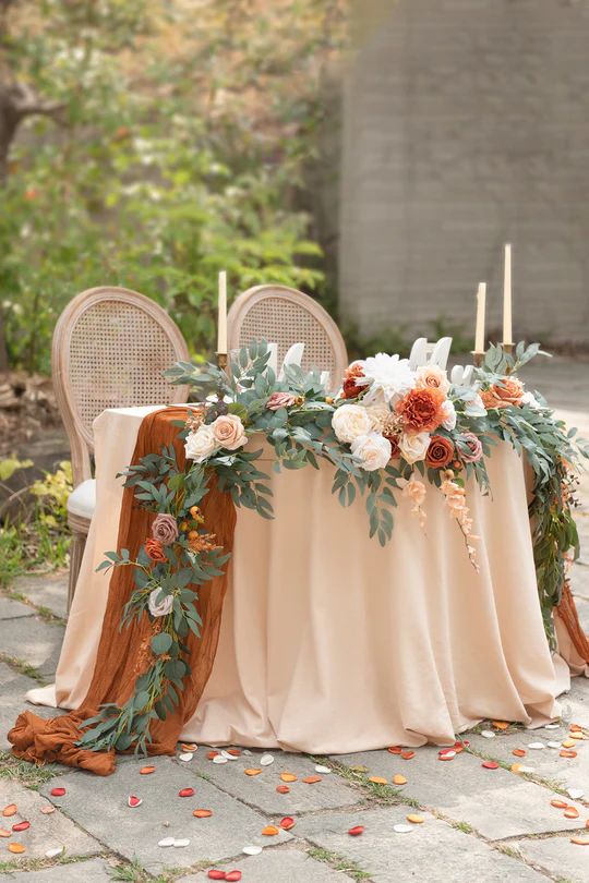 Table des futurs mariés terracotta et fleurs